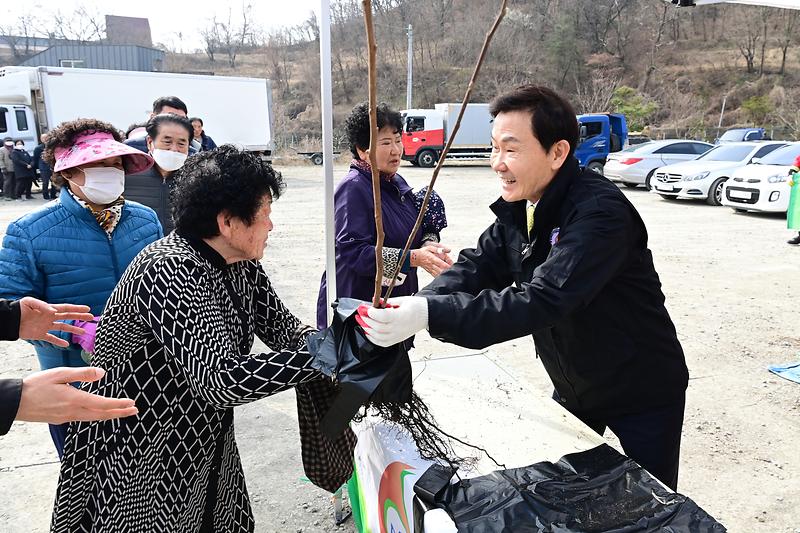 고령군, “반려나무 나누어주기” 행사 실시 2