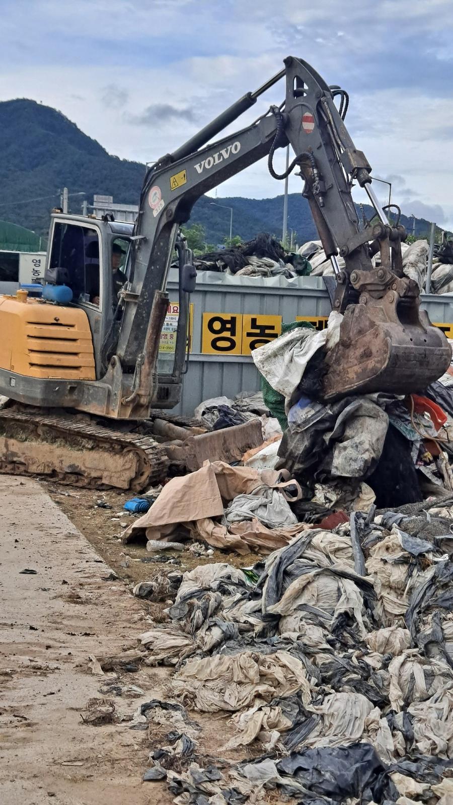 쌍림면 새마을회·부녀회·문고영농폐기물·폐농약병 정리에 구슬땀... 3