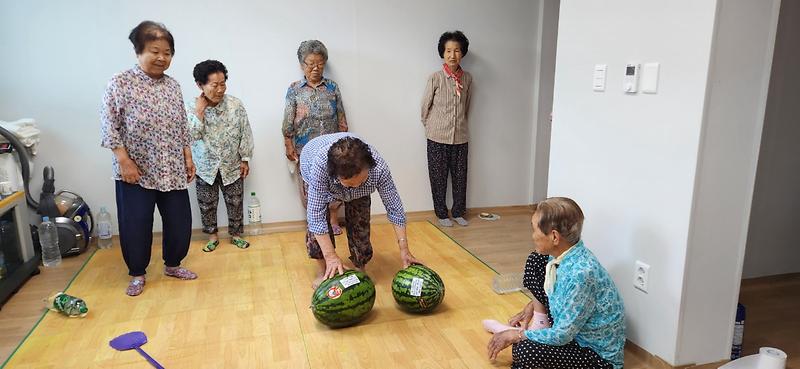 개진면 칠공포럼, 경로당에 수박 나눔 2