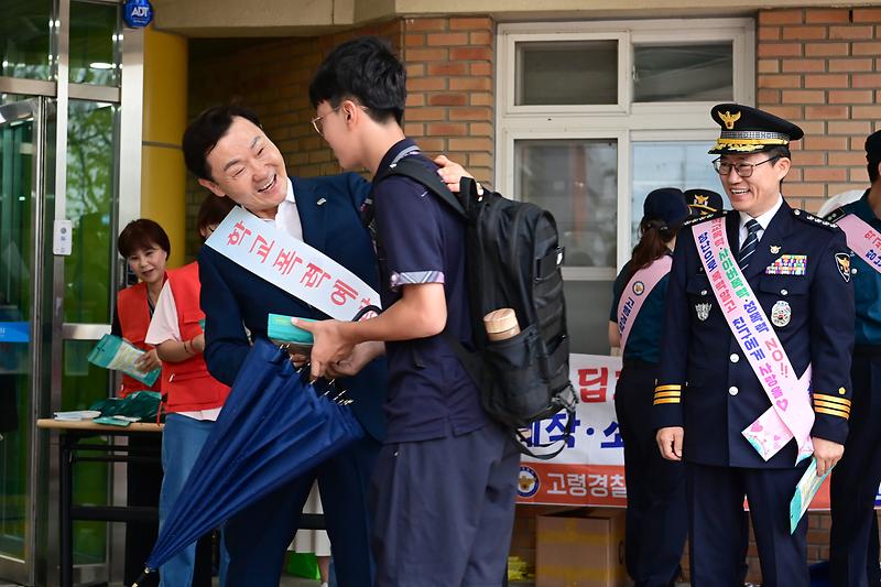 ⌜등굣길 학교폭력 예방 캠페인 펼쳐⌟ 2