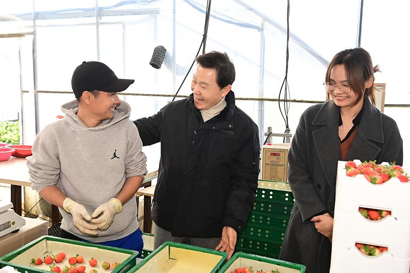 이남철 고령군수, 외국인계절근로자 현장점검, 근로자 격려 및 소통의 장 마련 2