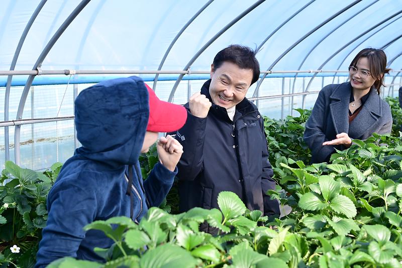 이남철 고령군수, 외국인계절근로자 현장점검, 근로자 격려 및 소통의 장 마련 3